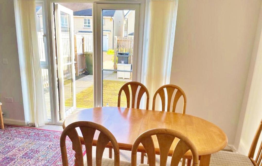 Vakantiehuis Newbuild - 3 Bedrooms, 2 Baths,5 Mins From Airport *