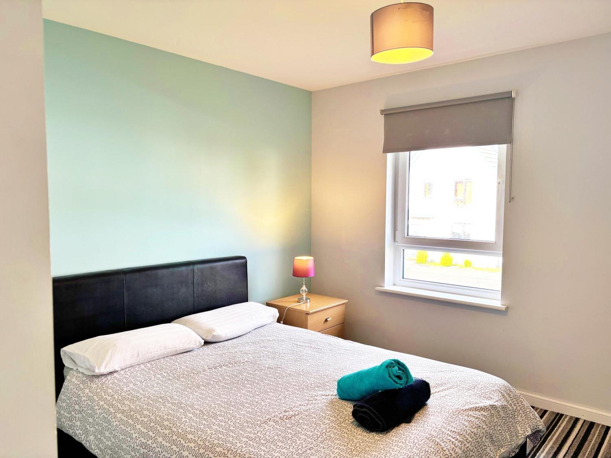 Ferienhaus Newbuild - 3 Bedrooms, 2 Baths,5 Mins From Airport *